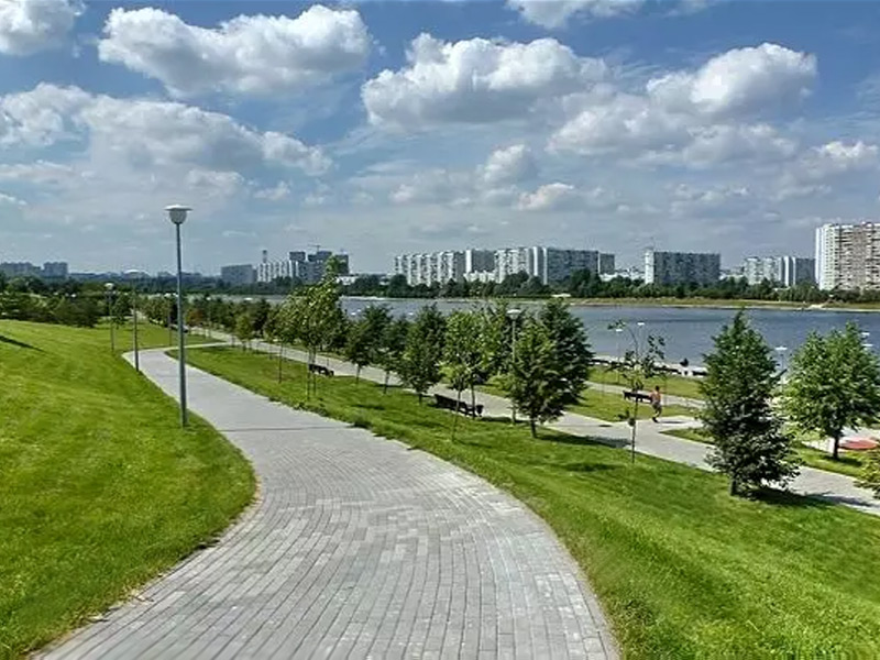Озеленение Братеевского каскадного парка у Борисовских прудов Москвы