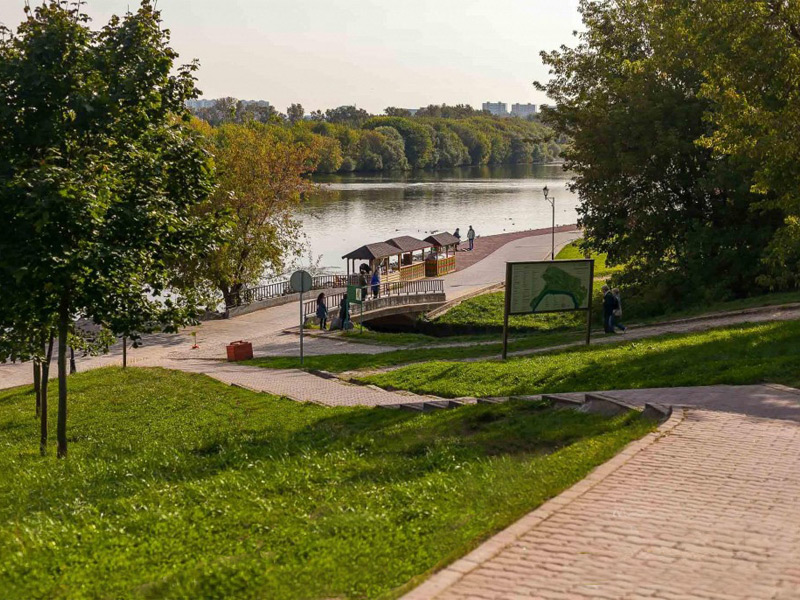 Одерновка прибрежного склона в парке «Коломенское» в Москве