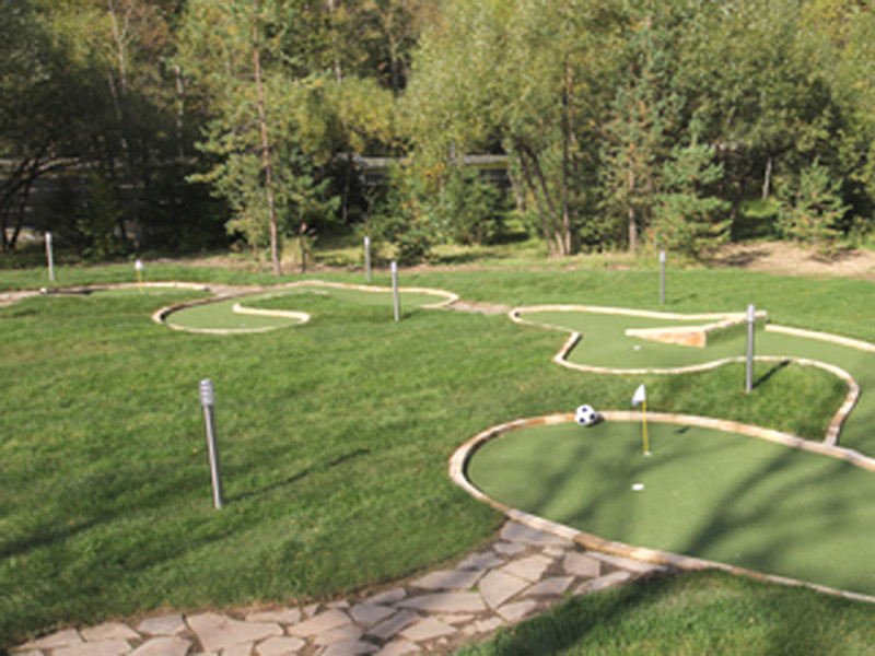 Мини-гольф поле в отеле «Лес Арт Резорт» по Минскому ш. на западе Московской области