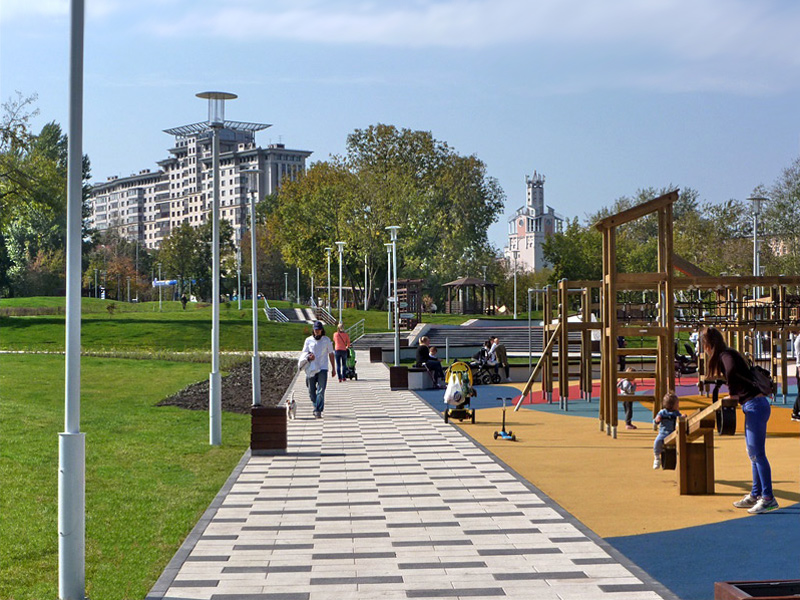 Детская площадка в парке «Академический» на юго-западе Москвы, газон и резиновая крошка