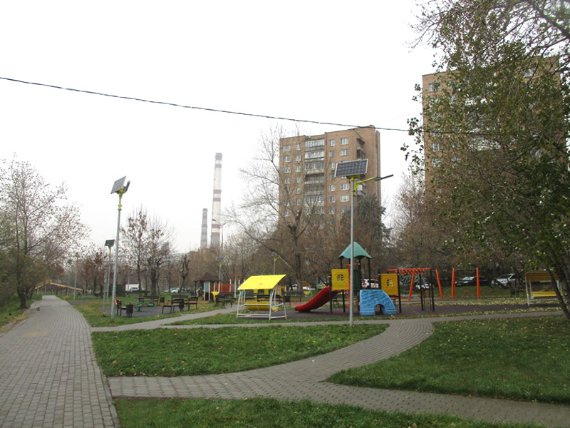 Детская площадка в парке «Кожухово» рядом с ул. Трофимова на востоке Москвы, фонари на солнечных батареях
