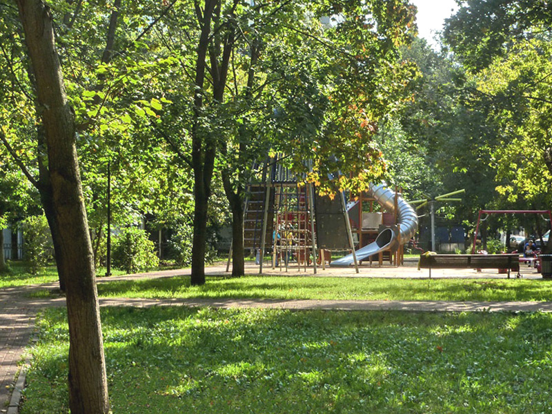 Детская площадка в парке «Новые Черёмушки» у станции м. Академическая на юго-западе Москвы