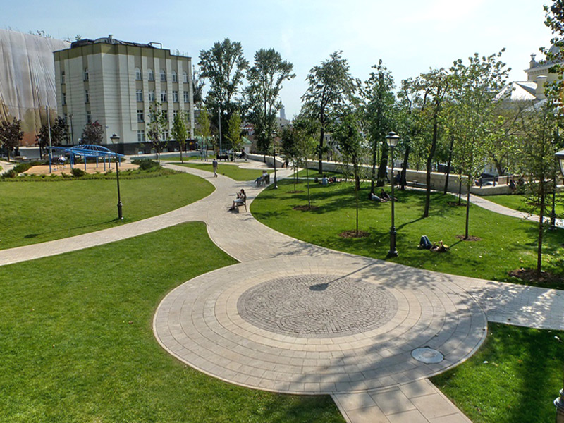 Детские и спортивные площадки в парке «Горка» в центре Москвы, у станции м. Китай-город